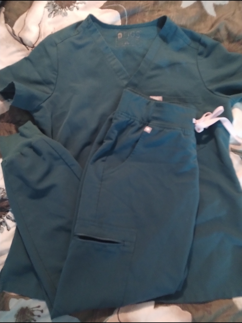 Figs Women's Teal Scrub Top & Jogger Pants Small/ Small Petite